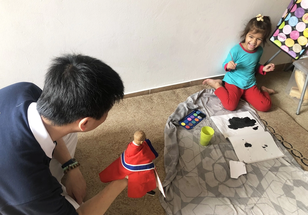 林正中師兄表演布袋戲木偶劇，讓小女孩展露笑顏。