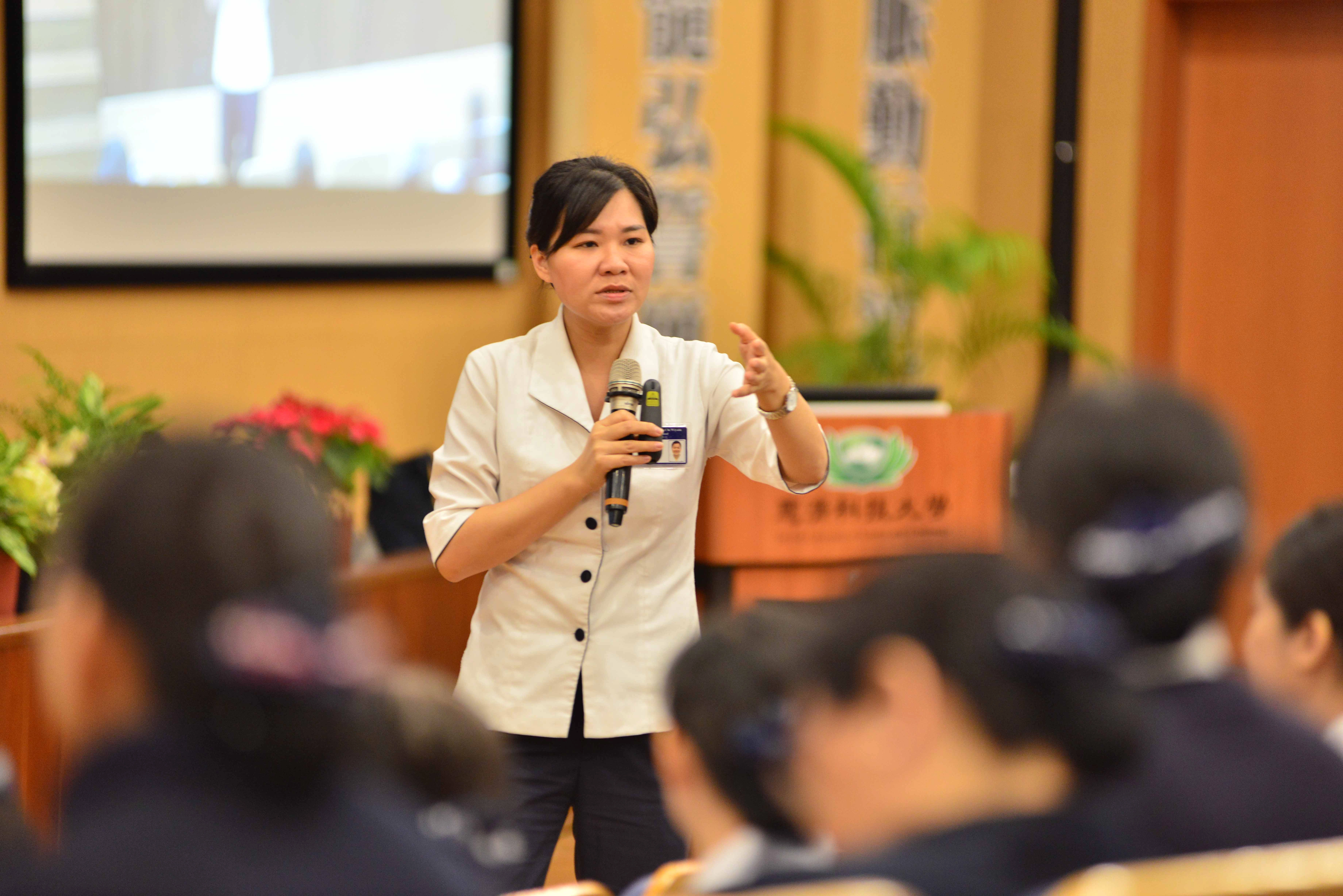 印尼慈濟國際學校老師陳佩雯，分享如何讓學生了解慈濟人文要求的生活規矩。