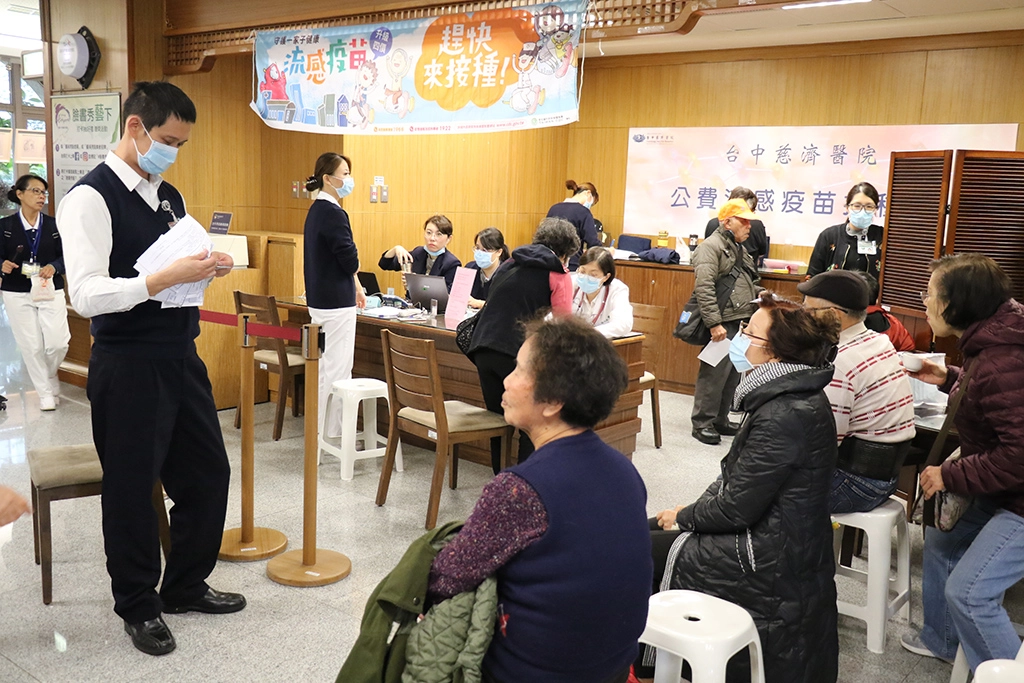 首日接踵出現排隊人潮。