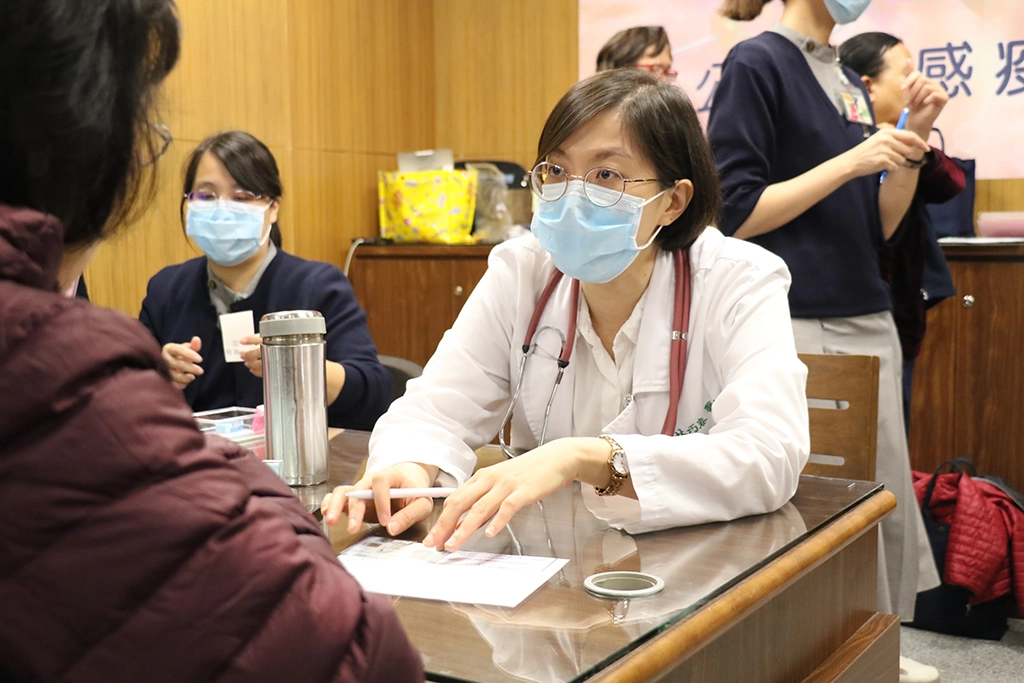 林巧容醫師評估接種人身體狀況。