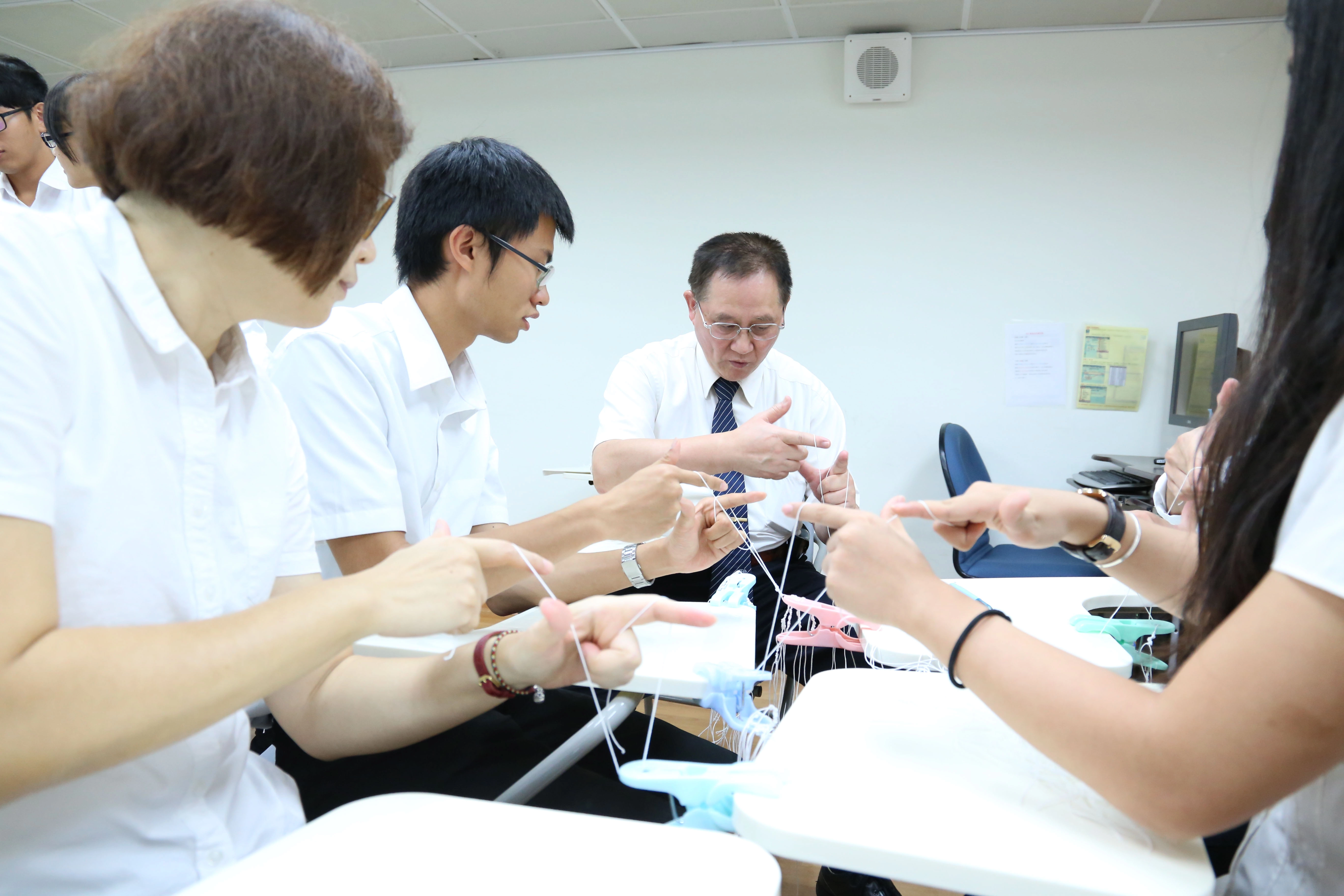 鄭立福醫師教導學生縫合打結。