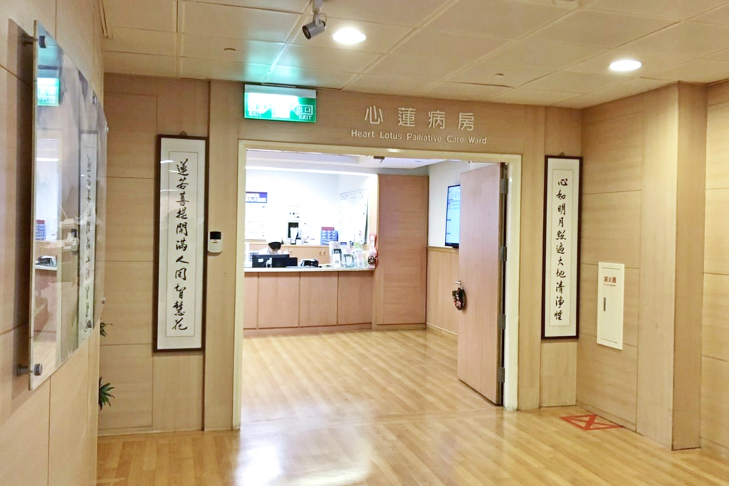 黃文國來到心蓮病房，空蕩蕩的診間，卻再也見不到老病患。