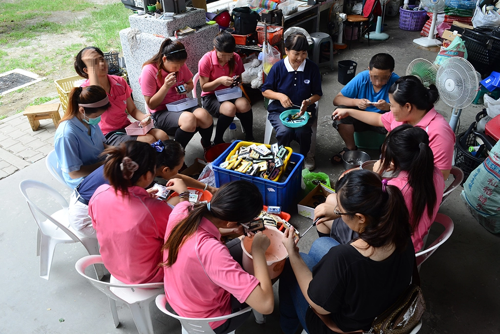 楠梓特殊學校瑞平分校是以學校及家庭功能不完整之中輟女學生為收容對象之學校；慈濟志工帶領學生們體驗資源回收，拆解錄音帶。</