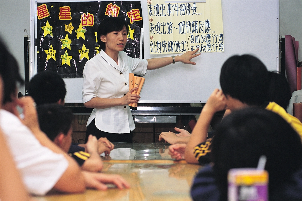 花蓮慈濟大學人類發展學系何縕琪助教為吉安國中原住民中輟生進行輔導與關懷。