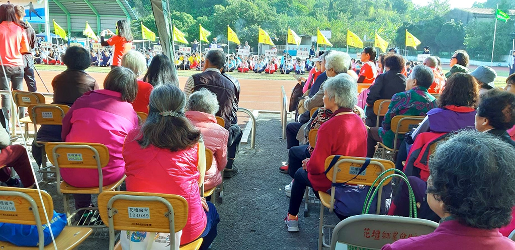 花壇國中12月13日58周年校慶運動大會，學生開場熱身表演。(提供：王玉梅)