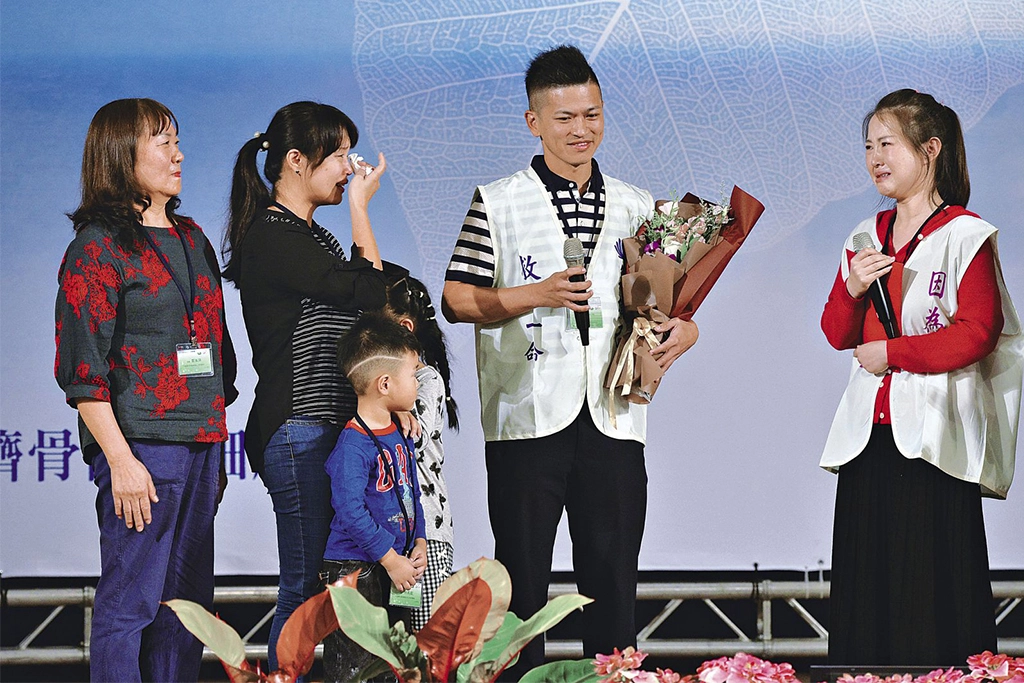 臺中靜思堂「愛　如影髓行」相見歡現場，趙鴻雁（右一）感恩林哲謙（右二）與家人同意捐贈。