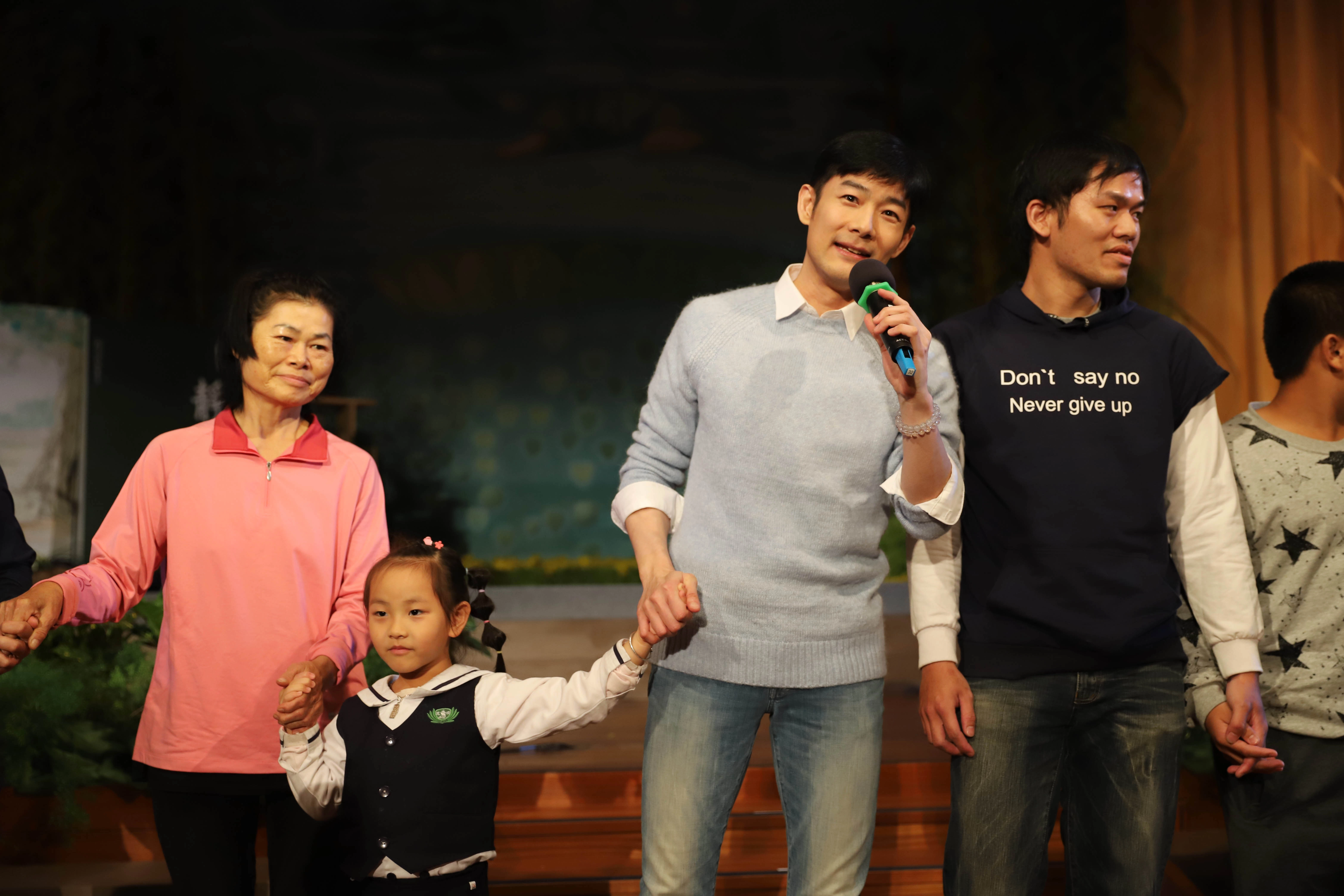 藝人施易男帶來二首曲目分享，與會者聽得如痴如醉，並走下舞台與民眾互動，氣氛熱鬧。(攝影：慈濟基金會)