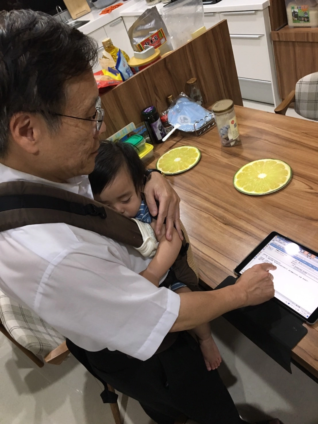 「暖男阿公」臺中慈院院長簡守信4年前升格當阿公後，讓他可以「顧孫(照顧孫兒)顧鼎(廚房做飯)」的歡喜承擔。