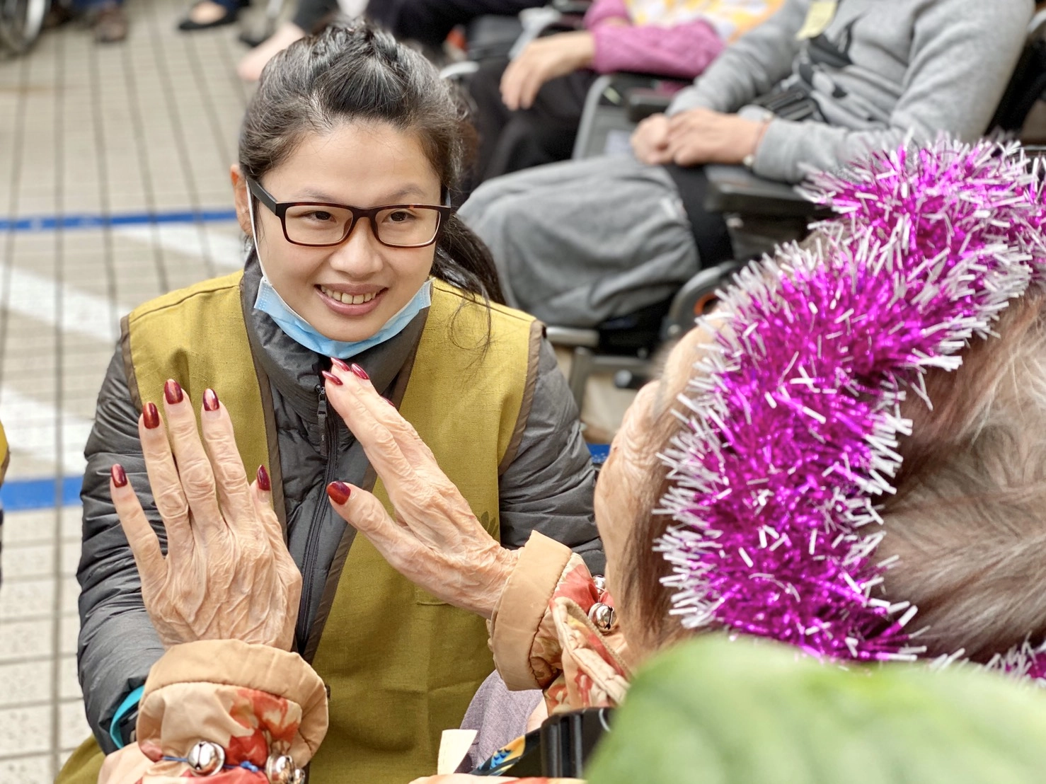 一群臺藝大慈青社的學生，在周六假日跟著志工前往板橋一個護理之家關懷，帶動護理之家住民渡過一個歡喜、感動的周末假日。