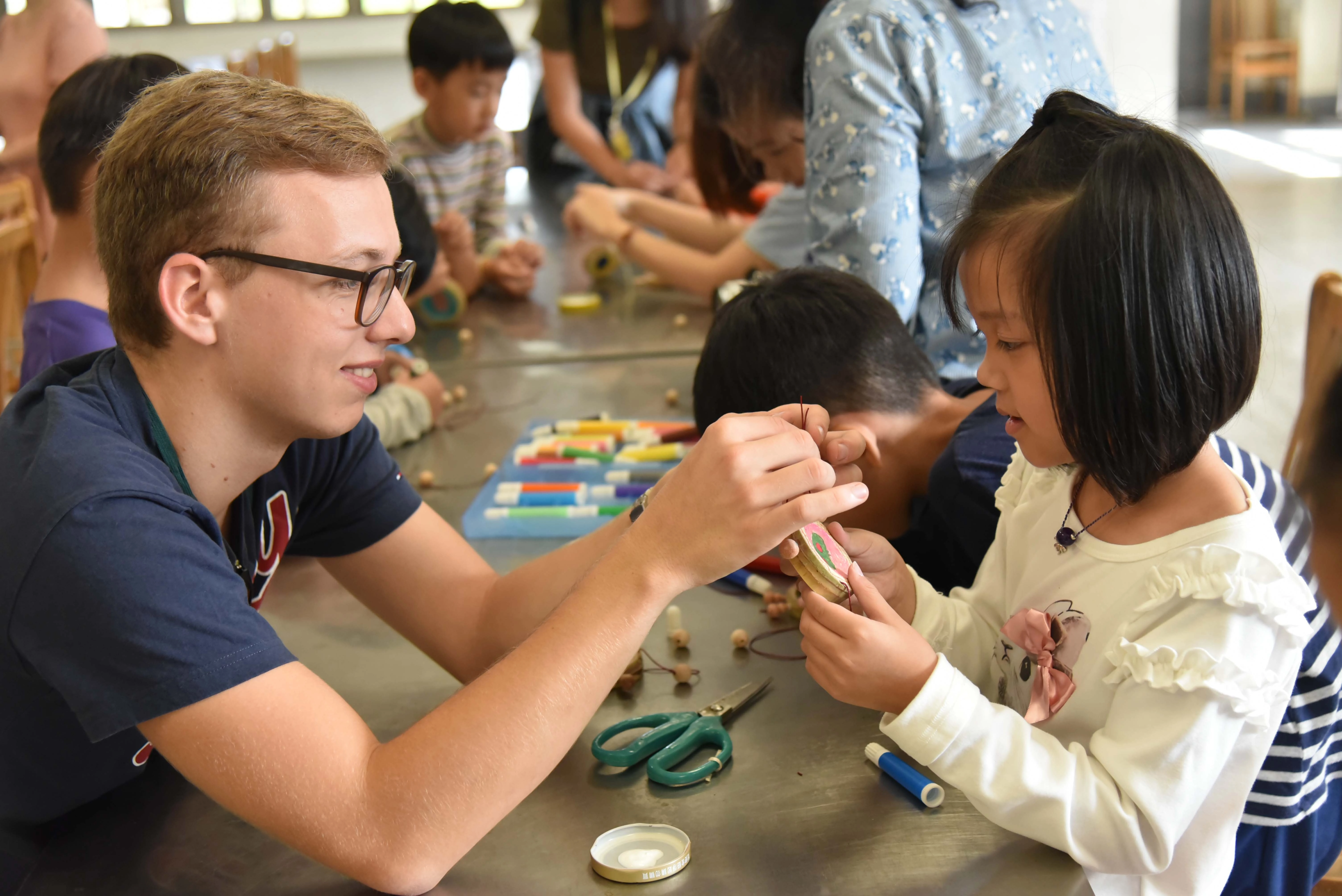 南投縣中洲國小國際學伴相見歡，大小學伴一起合力完成充滿農村兒時懷舊風的竹製波浪鼓。