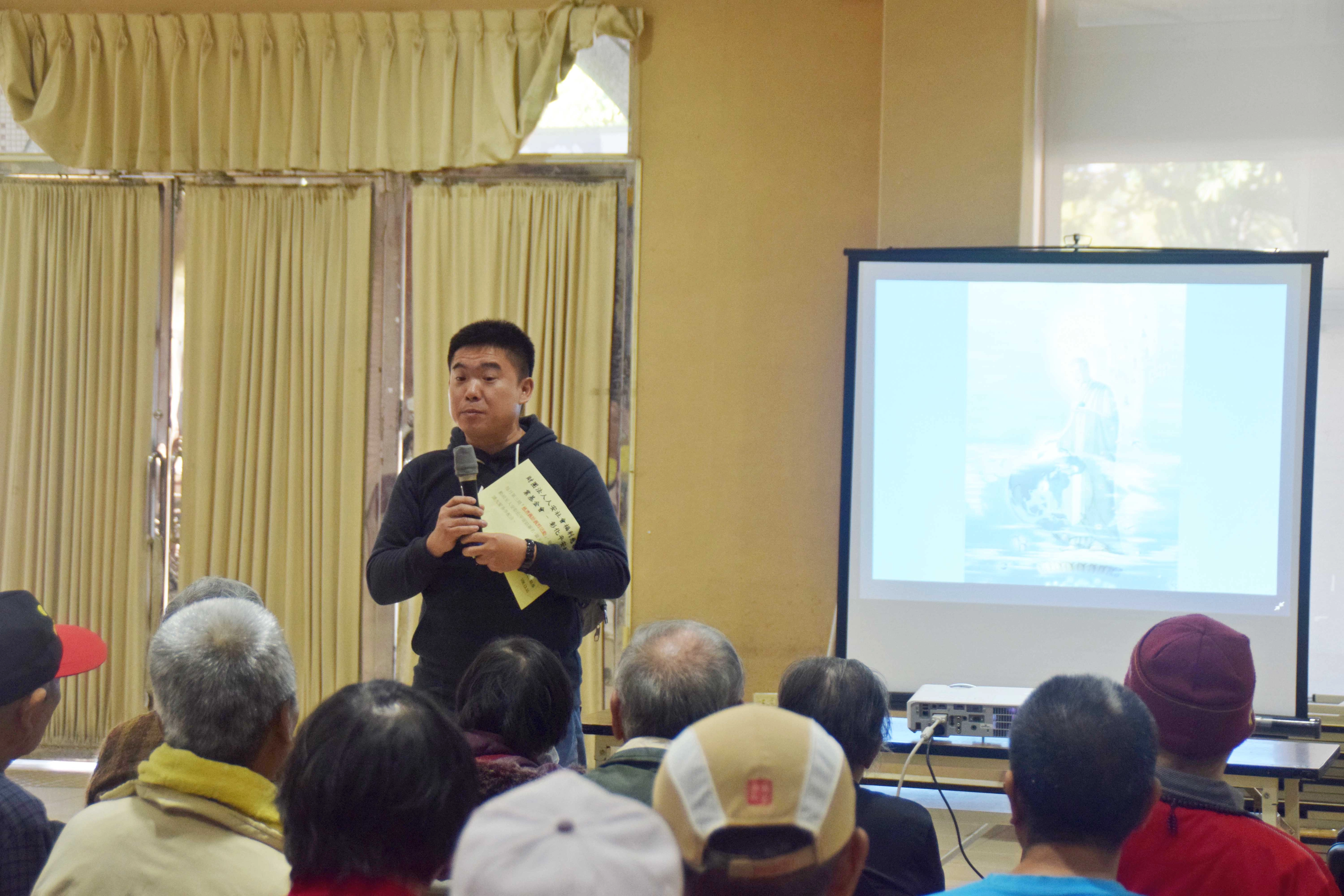 人安基金會彰化站長黃毓仁溫馨叮嚀街友們要注意天氣寒冷身體保暖，並感恩慈濟長期協助。