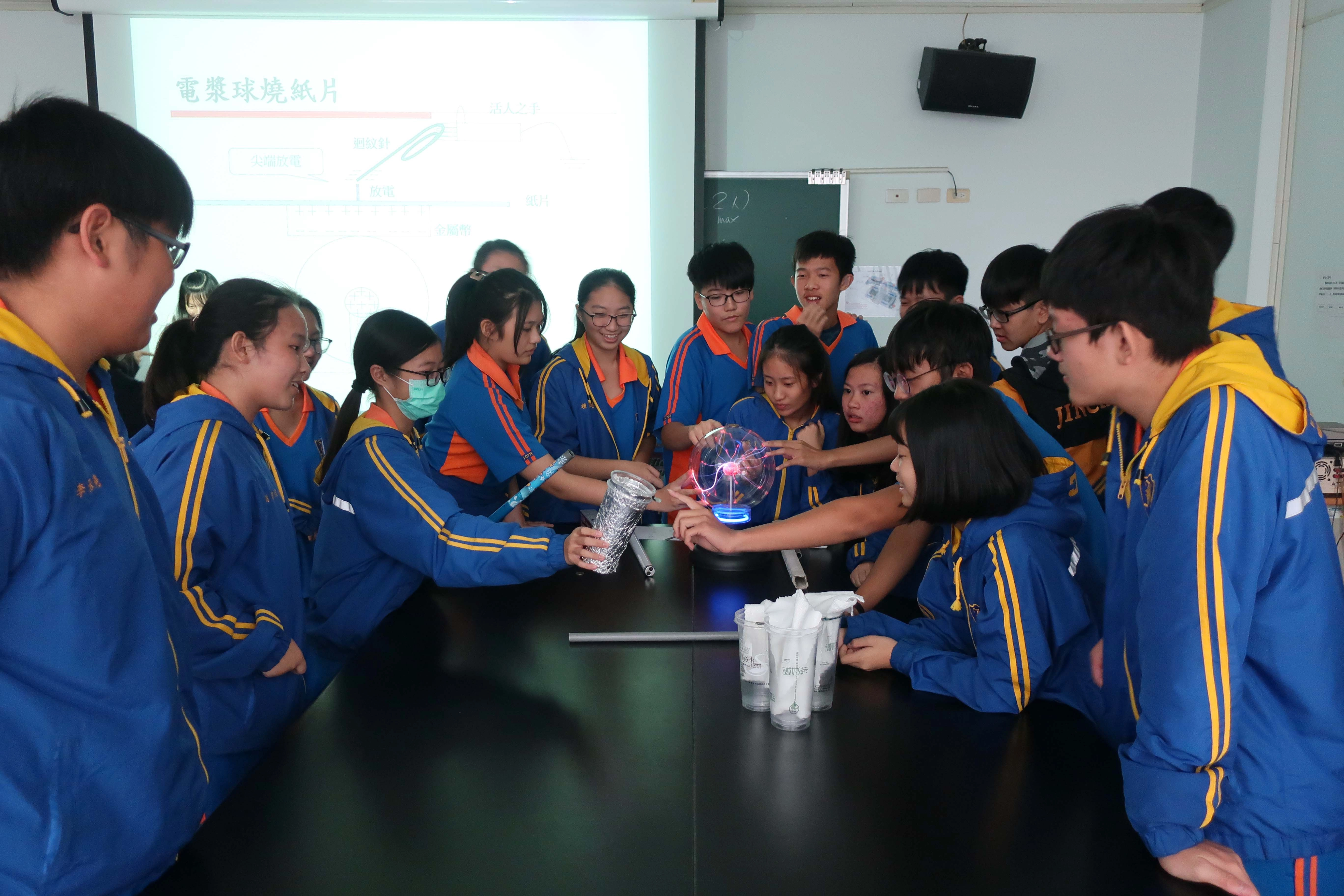 學生對於電漿球及會電人的杯子充滿興趣，從實驗中觀察原理並學習基本的電學。（攝影：王威）