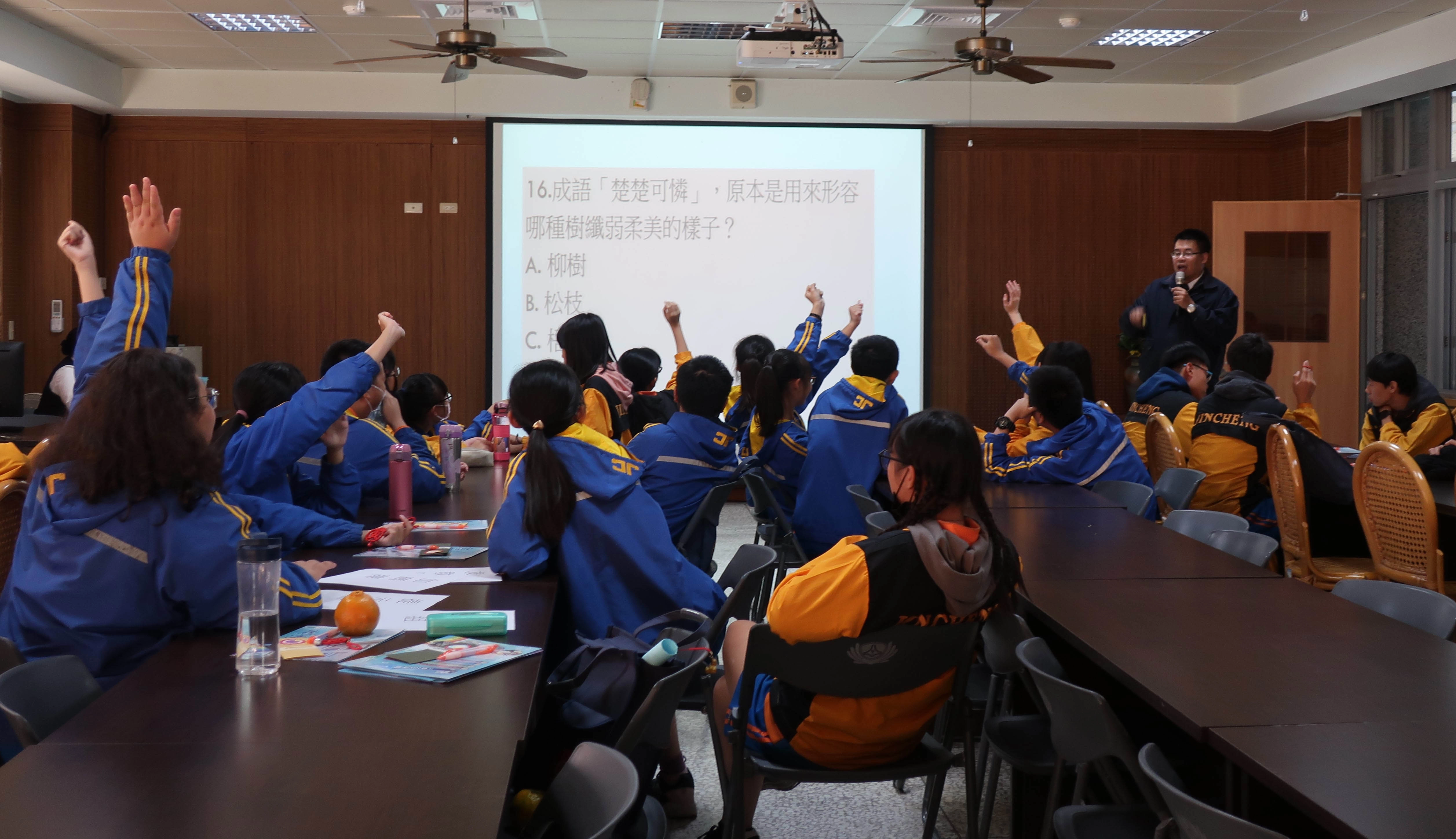 國文科透過遊戲競賽，提升參賽者的語文素養及國學常識。（攝影：陳柏伶）
