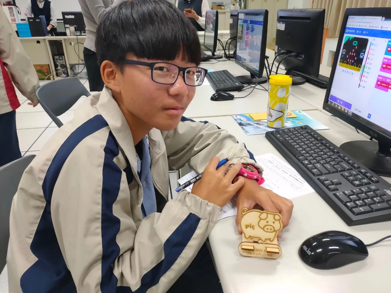 學生運用電腦繪圖及3D雷雕機，設計並雷切出獨一無二的作品。（攝影：薛靜儀）