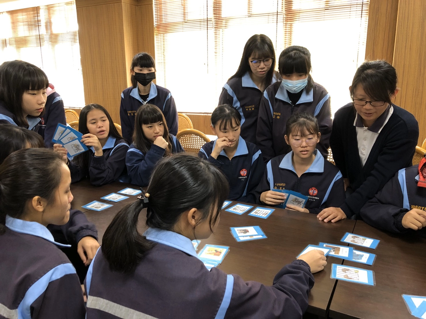 公民科藉由桌遊「全員逃出」讓學生了解臺灣司法訴訟流程及程序，增進學生法律常識。