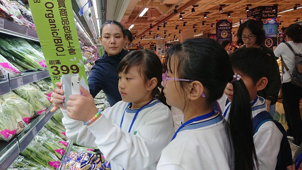 「購物大挑戰」是慈小三年級雙語班的生活英語應用課程，除了將生鮮賣場做為活動闖關場域，更安排兒童專屬結帳台，由英語能力極佳的何郁欣姐姐為孩子們做結帳服務。