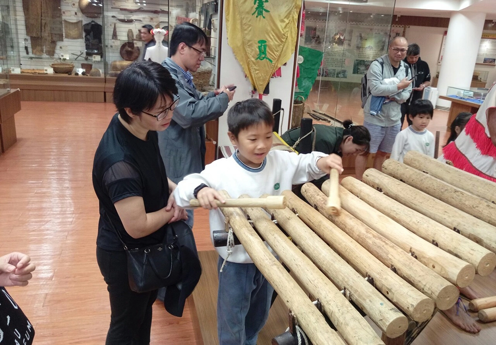 慈大附小一年級小朋友由台灣南島語系原住民豐富色彩為開始，由學校外籍教師設計主題課程，到慈濟科技大學原民館「認識台灣原住民文化」。