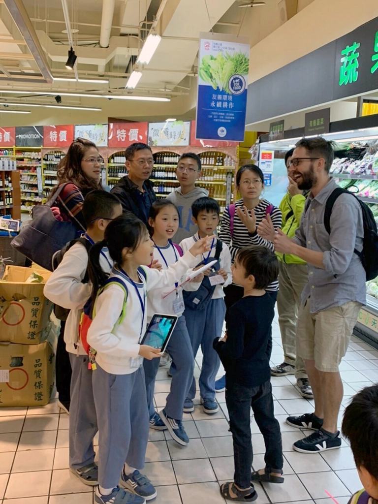 透過兩位外師Teacher Kimmy & Teacher James的課程設計，讓購物成為應用所學的有趣體驗。