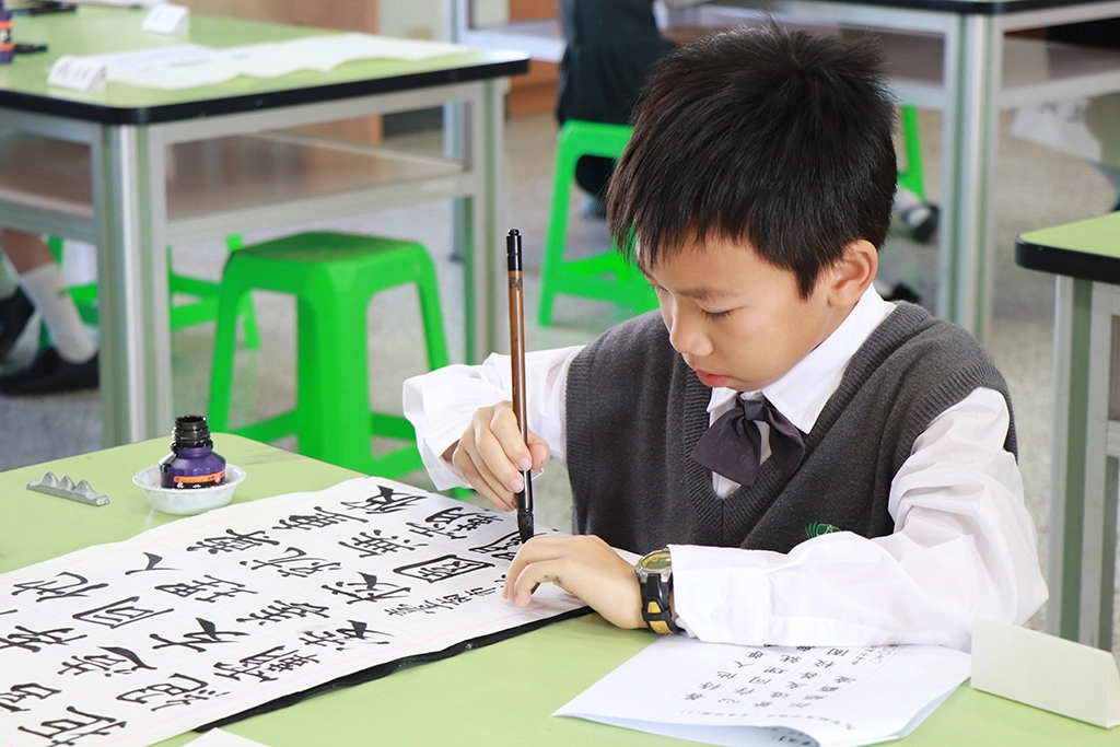 寫字（毛筆）比賽，小小選手氣定神閒，一筆一劃架勢十足。