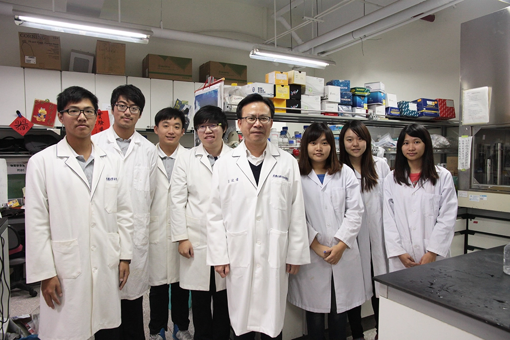 ：慈濟大學生科系李政偉老師（中）實驗室成員，左一為專利共同發明人劉家成