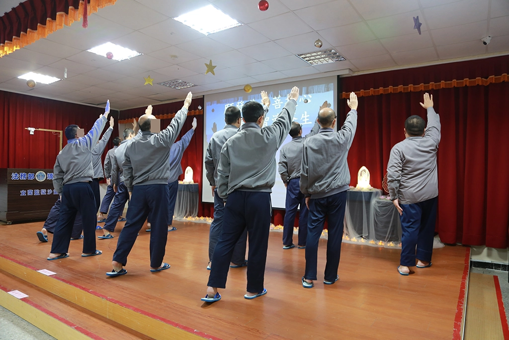 「以愛、以善陪伴，教導受刑人烹飪、烘焙、沙畫及手工藝，培養專長技能，幫助受刑人與社會接軌、觀看正向節目安撫情緒」18日慈濟羅東聯絡處志工前進宜蘭監獄歲末祝福，期盼跨越高牆的祝福，愛讓明天更好。