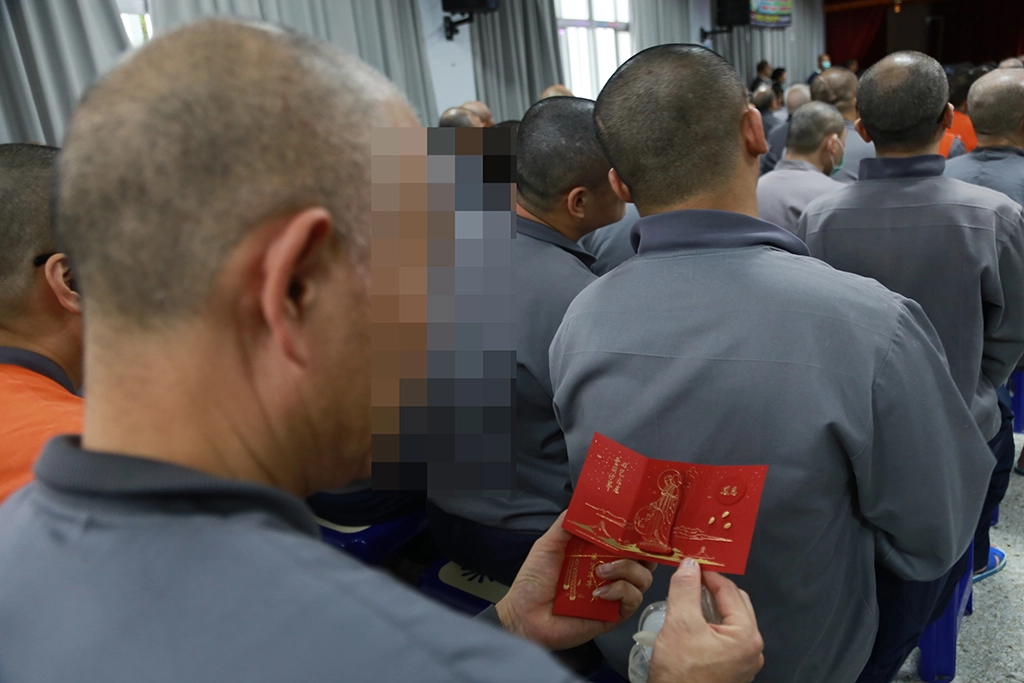 福慧紅包是一份祝福、一份關懷，期待身在囹圄中的同學們，手握紅包能了解到眾人對他們的不放棄的希望，只要你不放棄自己，家人不會放棄，慈濟人更不會放棄，會一直走進高墻，希望有一天高墻能消失。