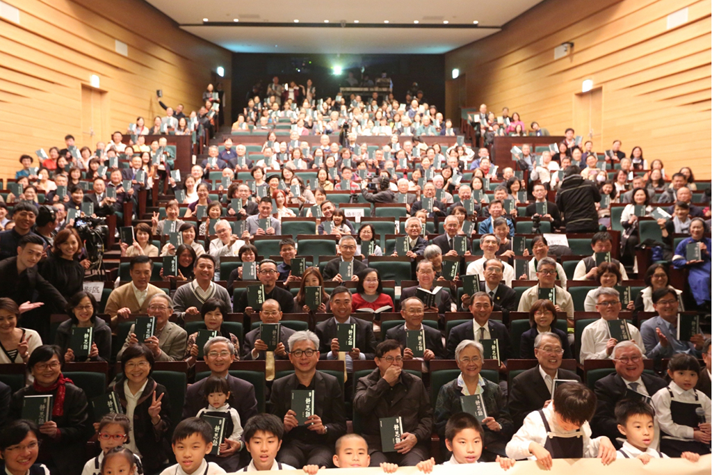 「一句好話,可以淨化人心」!慈濟基金會推動「靜思智慧語、好話三十年」,17日晚間在臺北松菸誠品表演廳舉辦音樂人文饗宴,透過分享持續將靜思好話傳承下去。