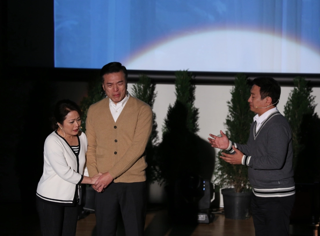 慈濟志工真人真事搬上舞台劇，演員王中平、朱永德、林小樓(右起)在演出中也深刻體會靜思語所帶來的正能量。