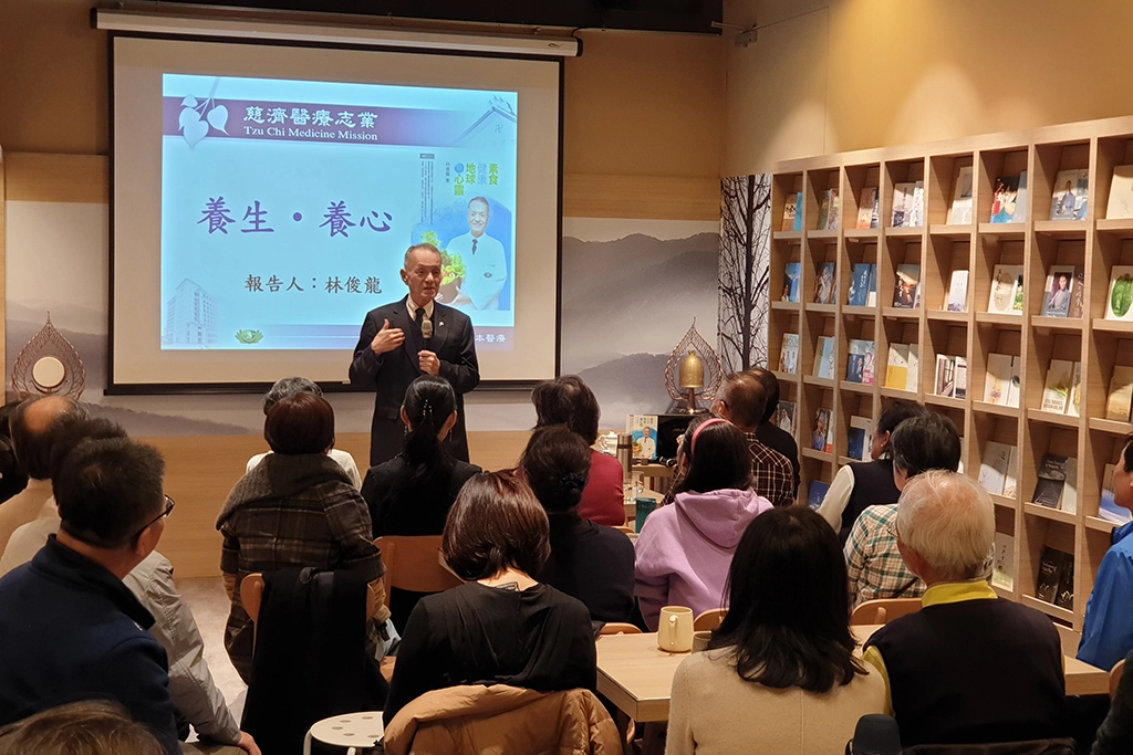 左圖：林俊龍執行長與聽眾分享養生‧養心之道。攝影／沈健民