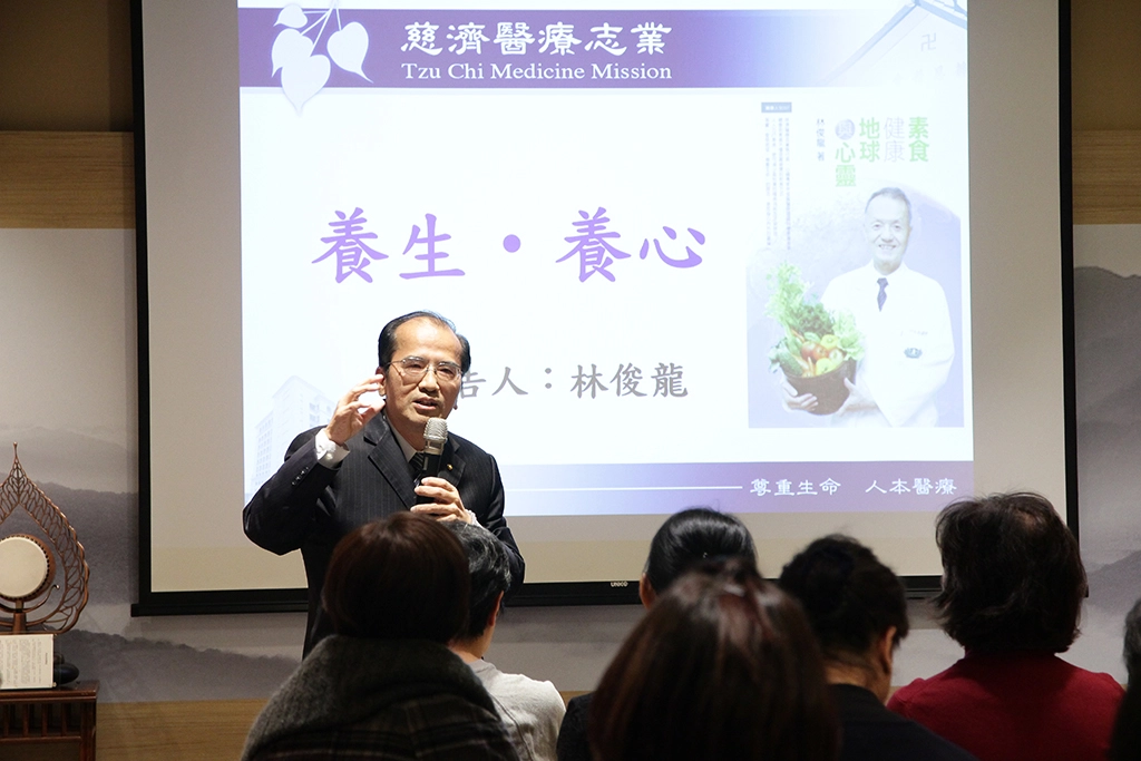  右圖：此場講座由考試院考試委員蔡良文教授承擔主持人。攝影／林美真