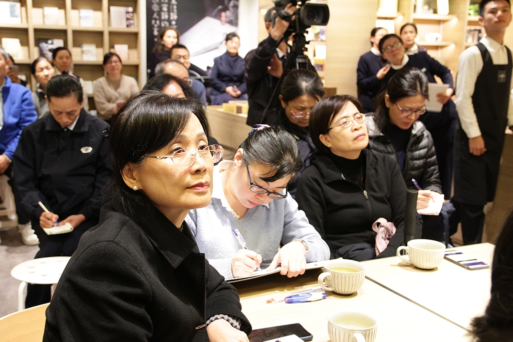 右圖：大家專心聆聽講座，動筆記下重點。攝影／林美真