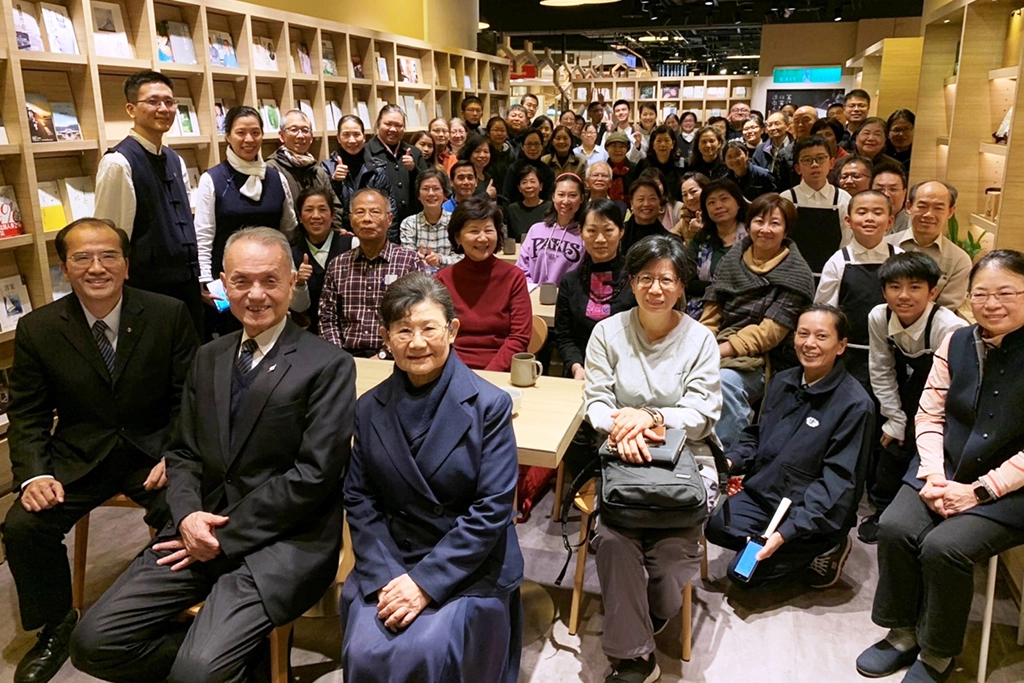 靜思書軒誠品信義店邀請醫療志業林俊龍執行長（前排左二）進行心靈講座分享，林媽媽慈聯師姊（左三）、主持人蔡良文教授（左一）與滿場的聽眾合影。攝影／林美真
