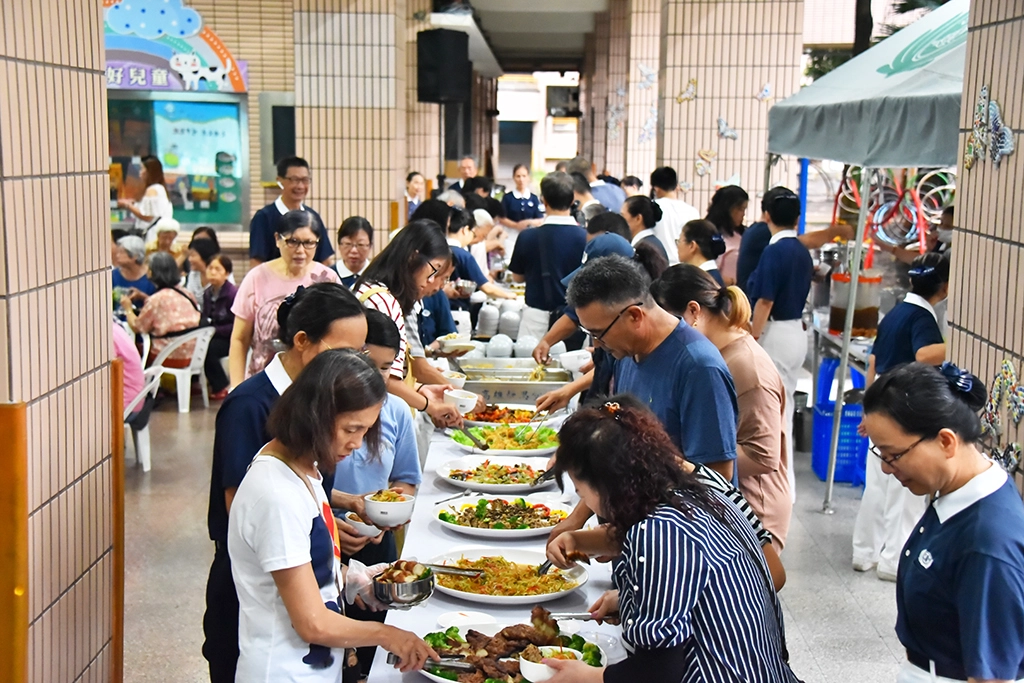 高雄楠梓蔬醒愛灑祈福會饗宴，總舖師精心準備兩大主食鐵板麵以及南瓜米粉加上養生藥膳湯，還有七樣佳餚：糖醋素肉、素捲、炒西洋芹、芋頭糕、涼拌海珊瑚、素排、杏鮑菇，在加上甜湯品，鄉親們品嚐後更是讚不絕口。