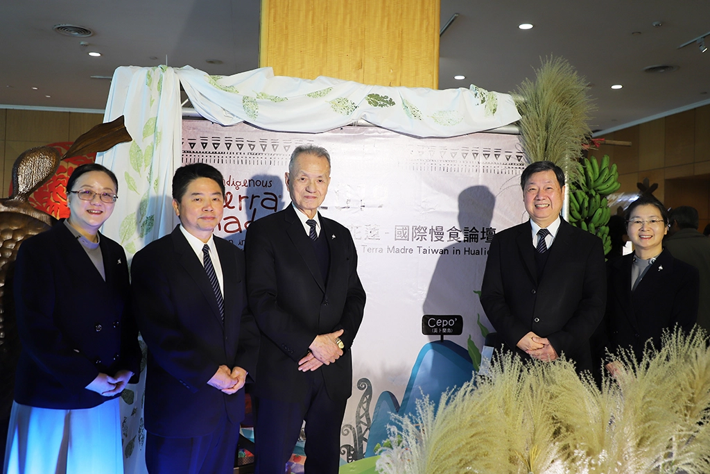 醫療志業林俊龍執行長（左三）、章淑娟主委（右一），慈發處呂芳川主任（右二）、花蓮慈院職業醫學科劉鴻文主任（左二）以及人文傳播室曾慶方高專等人，參與二○一九國際慢食論壇。
