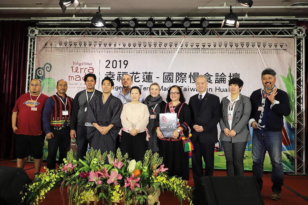花蓮縣政府舉辦國際慢食論壇，邀請慈濟醫療志業林俊龍執行長（右三）進行開幕演講；右六為徐榛蔚縣長，右五為義大利慢食總會亞太地區總監Carlotta Baitone。