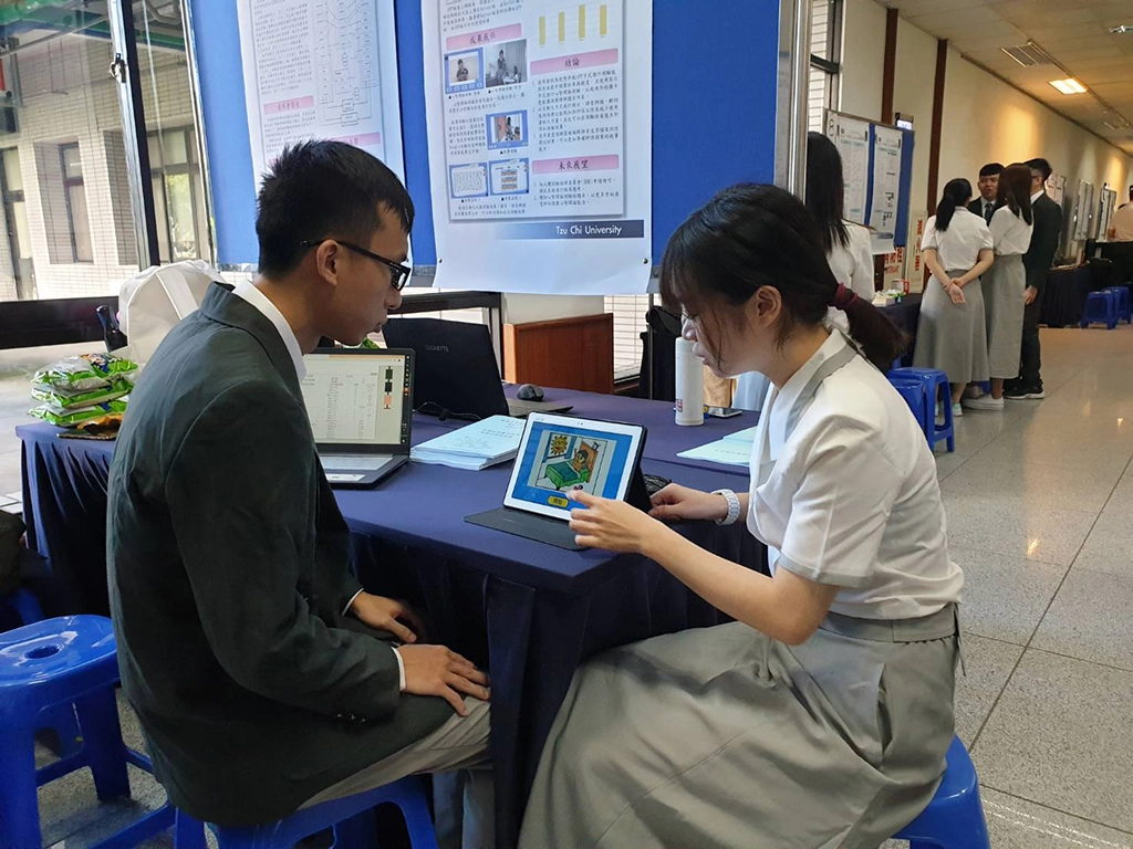 慈濟大學醫學資訊學系19日舉辦108學年專題發表會，共有12組作品作品涵蓋健康照護、食安相關、區塊鍊技術結合藥品供應等。