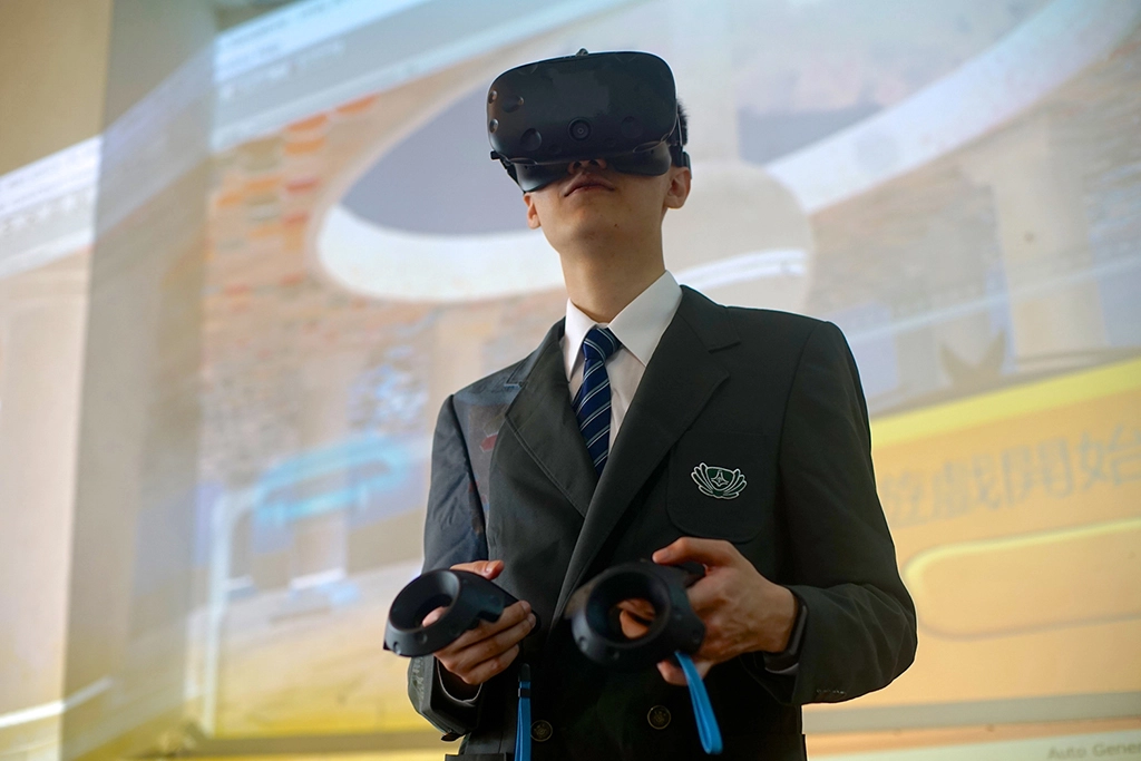 由許弘駿老師指導，李孟蓉、林峻廷、倪惠文、黃暐竣設計的「VR急救大作戰」，共設計四種情境，包括CPR、失血過多、熱中暑/熱衰竭、燒燙傷四種模擬遊戲，讓操作不複雜，透過遊戲模擬學會急救步驟。