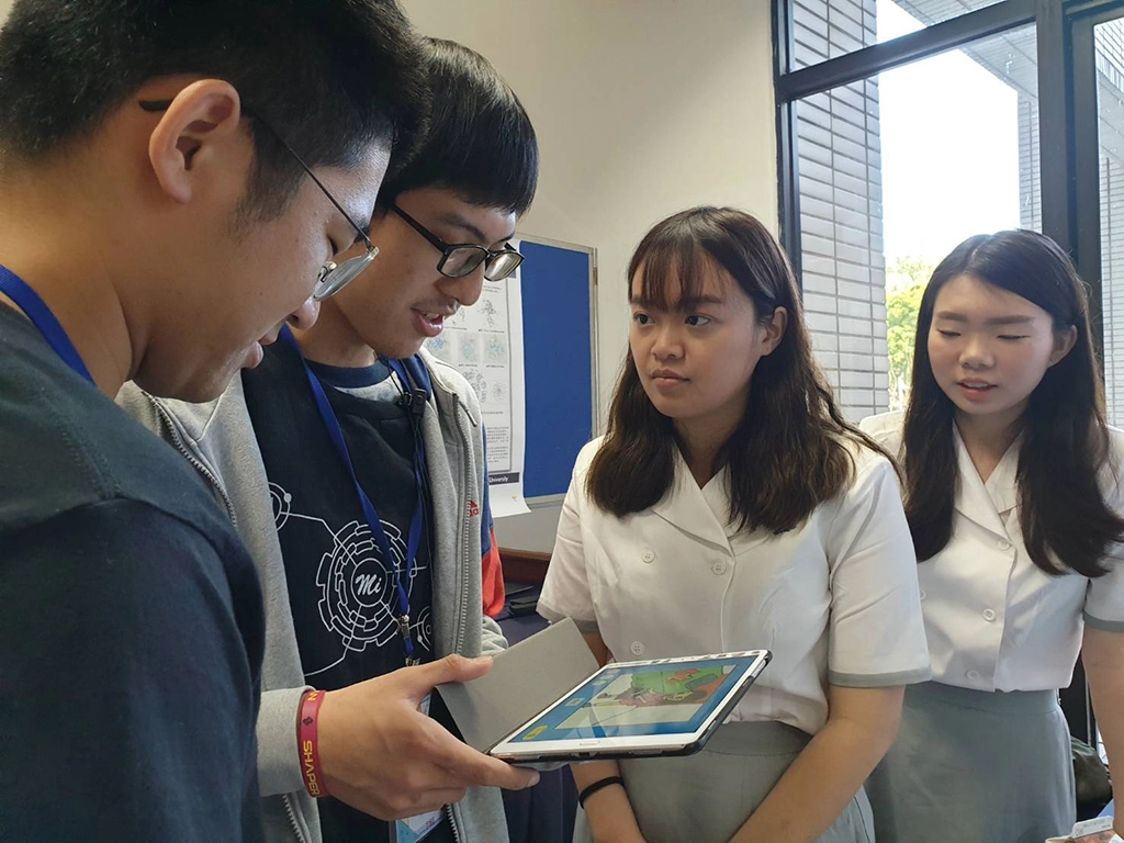 慈濟大學醫學資訊學系19日舉辦108學年專題發表會，共有12組作品作品涵蓋健康照護、食安相關、區塊鍊技術結合藥品供應等。