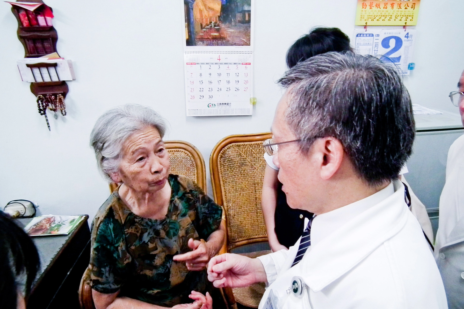 治療告一段落後，簡守信院長向廖劉阿嬤說明其兒子的病情。