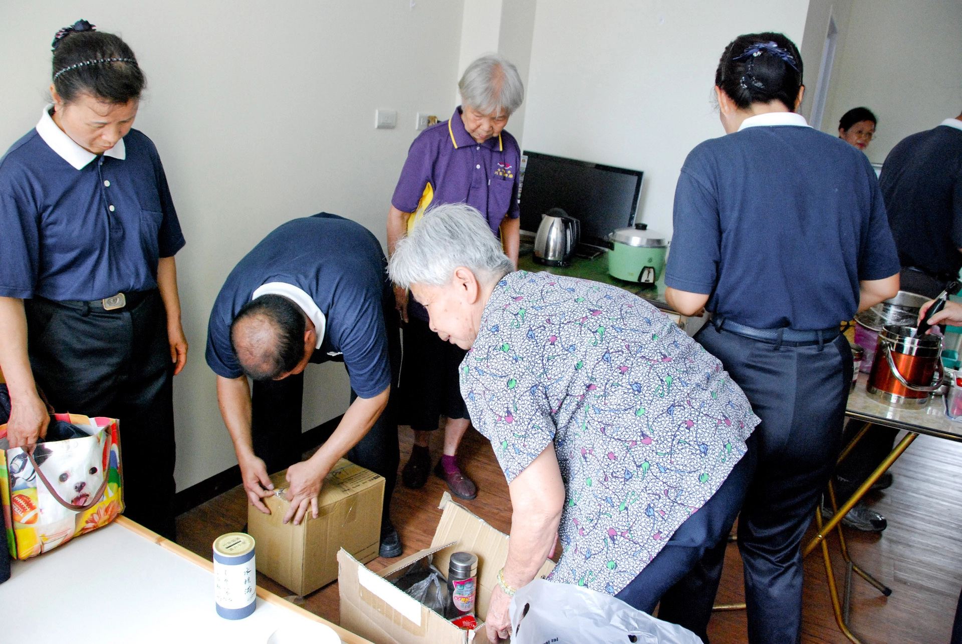 慈濟志工協助阿嬤住進安養中心，並幫忙搬運電視、冰箱、桌椅等生活用品，也布置阿嬤的新房間。