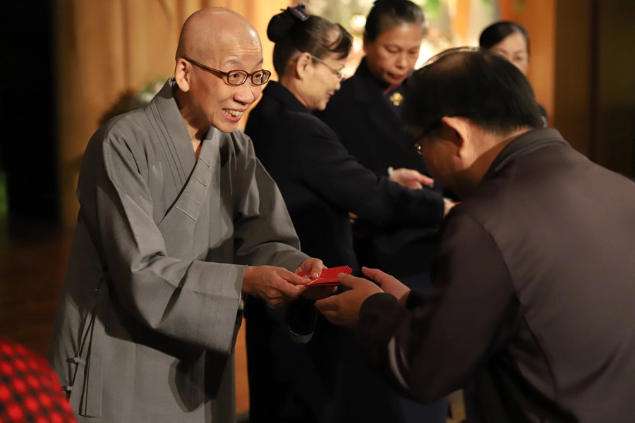 靜思精舍法師親自發送歡喜有緣福慧紅包祝福與會民眾，福慧紅包為靜思精舍法師自力耕生與民眾結緣。
