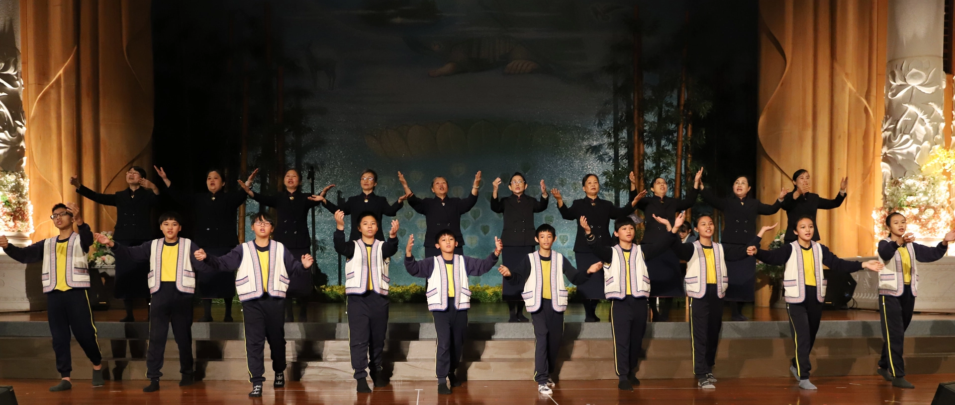 「讓愛傳出去，那前方漫漫人生路，有你的祝福，沒有過不去的苦」秀林佳民國小學子與慈濟志工一同演繹著「讓愛傳出去」。