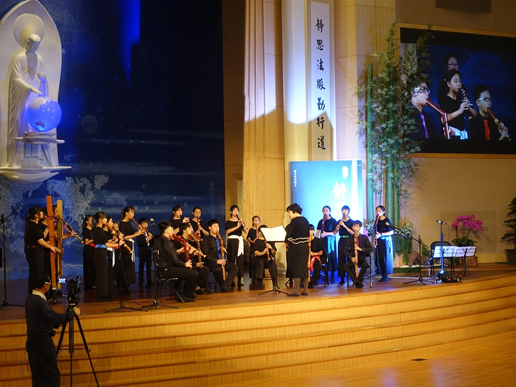 12月21日在台中靜思堂舉辦的靜思語音樂饗宴，台中市木饗木笛合唱團演奏〈夜來香〉、〈青春嶺〉、〈四月望雨組曲〉。