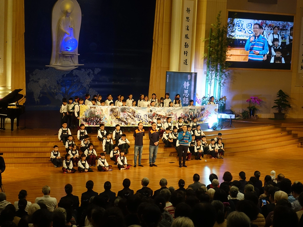 太平國小學生以手語呈現〈感謝〉、〈發好願說好話〉，校長湯正茂期待靜思語在孩子心裡化為春風雨露，滋養年輪。