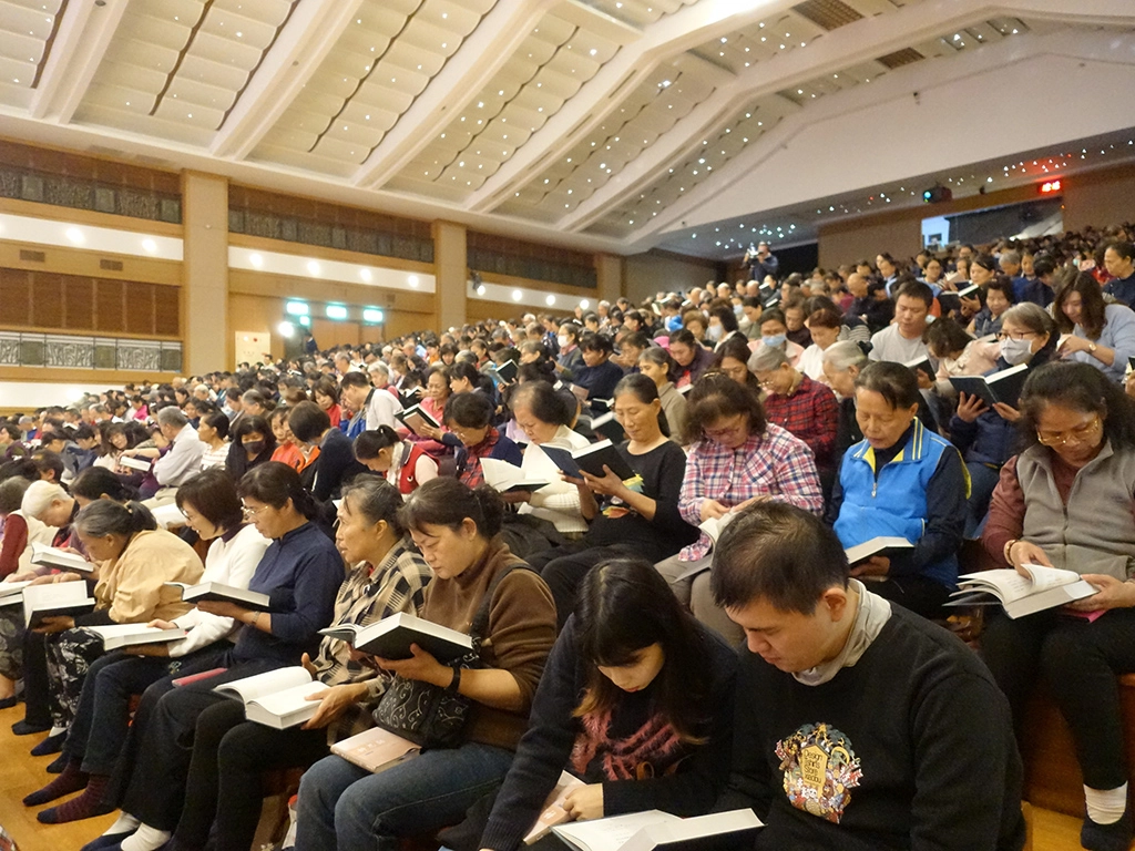 每人手上一本《靜思語》，跟著分享者閱讀、細細品味。