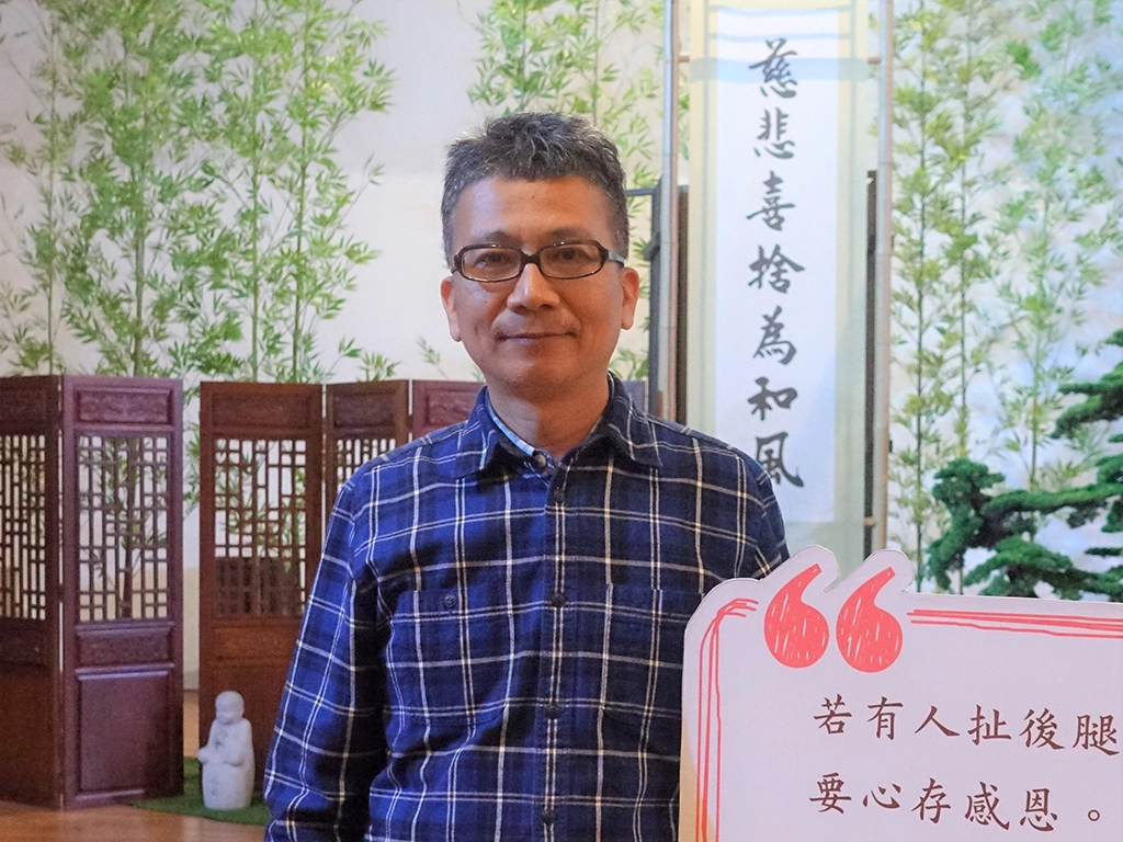 台中看守所亢福隆科長常用靜思語和所內的同學們分享，鼓勵他們能修正自己的脾氣與心性。