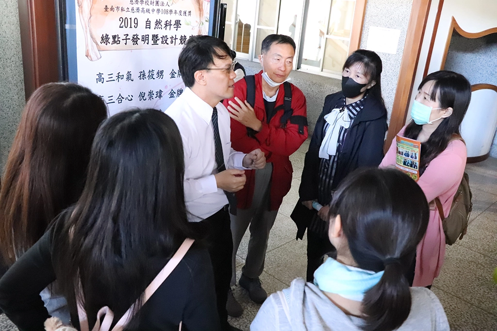 主任用心與家長們說明校內資訊。