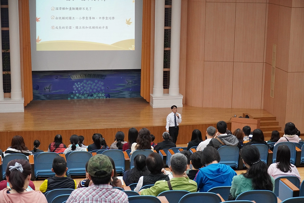 教務處陳泓緻主任於招生說明會當中介紹臺南慈中的課程、教學及師資。