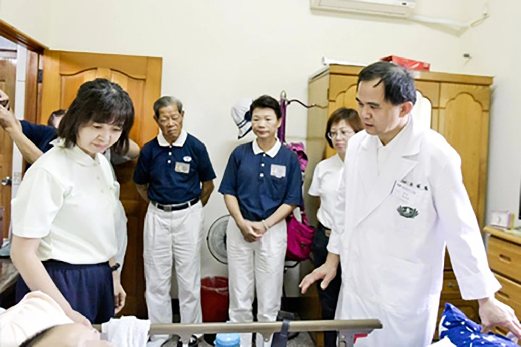 對嘉義大林一帶的居民來說，病了，經常指名「簡骨科」給他們開刀，所以從大林慈院副院長到斗六慈院院長，簡瑞騰更是兩地奔忙。