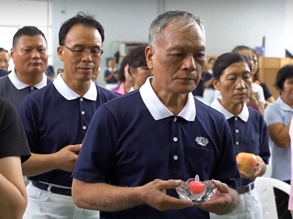 2002年彭展華受證後，在一次偶然的機會「燈在亮，智慧甘有增長？」證嚴法師一句提醒，讓當時承擔捧燈志工的他觸動心靈，日後更加用心投入慈濟行列。